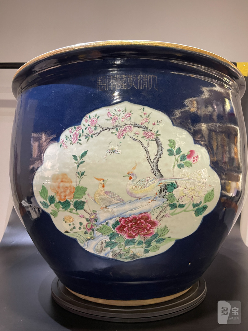 清乾隆 宝石蓝釉开光粉彩花鸟图大缸 - 图2